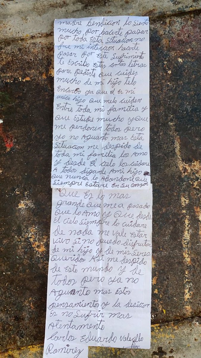 OrlvndoA's tweet photo. #URGENTE | El preso político Carlos Vallecillo, enfermo y con fuerte depresión, se ahorcó en la cárcel de Tocorón.

Fue secuestrado por DGCIM el 29 de julio. Vallecillo le envió una carta a su madre diciéndole que “de nada me vale estar vivo si no puedo disfrutar de [mi hijo]”. https://t.co/WzW4MSLMAp