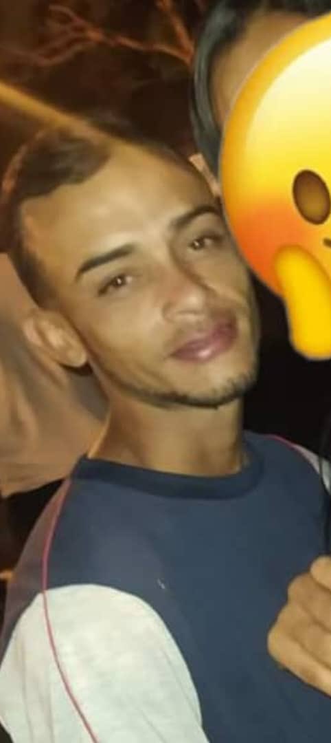 OrlvndoA's tweet photo. #URGENTE | El preso político Carlos Vallecillo, enfermo y con fuerte depresión, se ahorcó en la cárcel de Tocorón.

Fue secuestrado por DGCIM el 29 de julio. Vallecillo le envió una carta a su madre diciéndole que “de nada me vale estar vivo si no puedo disfrutar de [mi hijo]”. https://t.co/WzW4MSLMAp