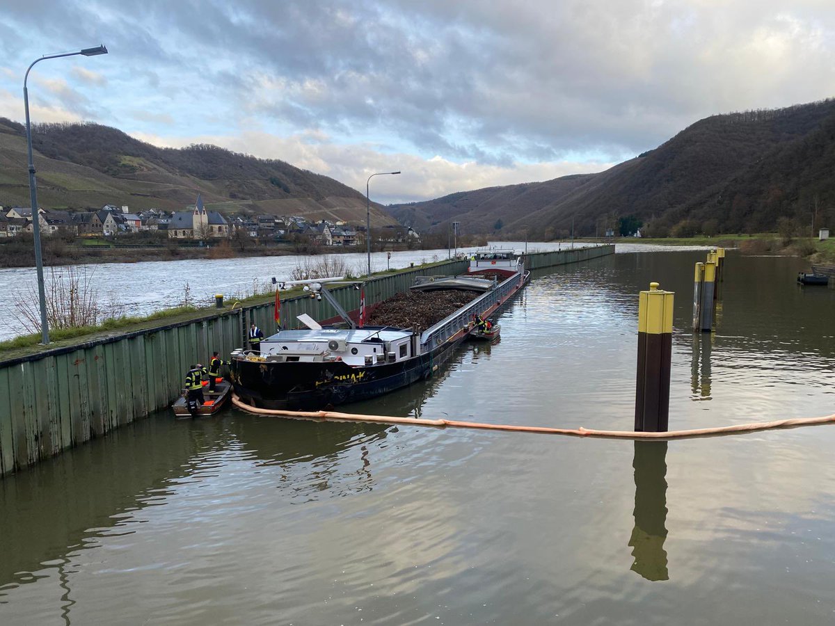 Schiffsunfall in der Schleuse Müden:  Ein mit Schrott beladenes Frachtschiff ist gegen ein geschlossenes Schleusentor gefahren, das dabei stark beschädigt wurde. Aufgrund des Schadens an der Schleuse ist die Schifffahrt auf der Mosel dort derzeit vollständig gesperrt.