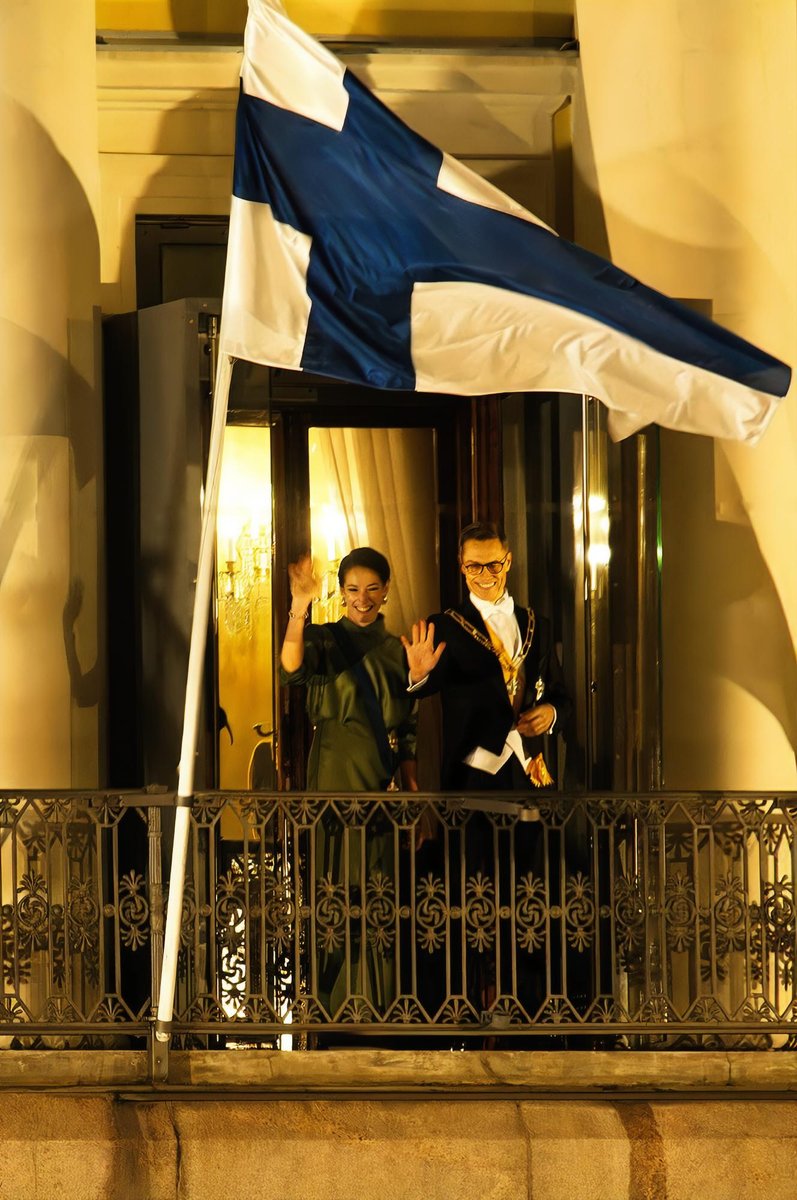 theinonen's tweet photo. #Finnish #IndependenceDay 2024. I respect President #AlexanderStubb for his actions, not for his personality cult. President Alexander Stubb and his wife Suzanne welcome the torchlight procession of students at the Presidential Palace. https://t.co/adIGq141l9