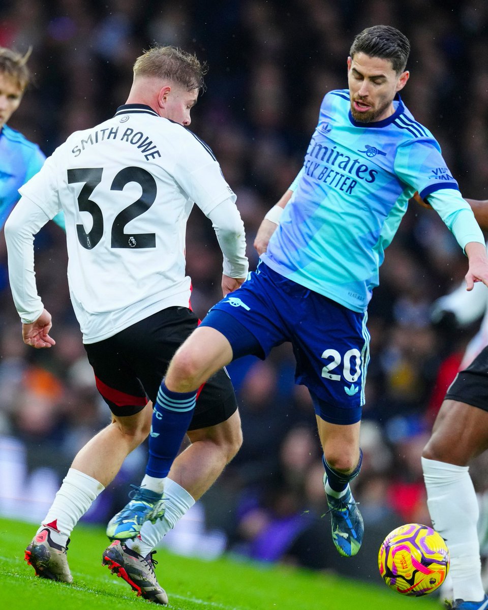 24premierLeague's tweet image. HALF-TIME 

⚪ Fulham 1-0 Arsenal 🔴
🚜 Ipswich 1-0 Bournemouth 🍒
🦊 Leicester 0-1 Brighton 🕊️

#FULARS | #IPSBOU | #LEIBHA