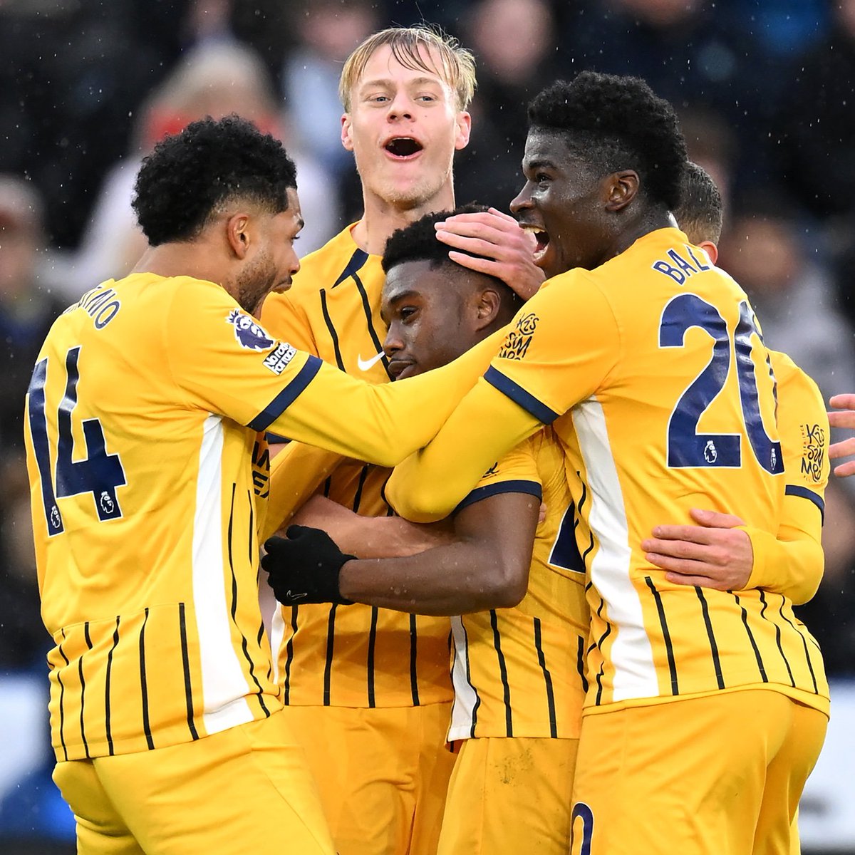 24premierLeague's tweet image. HALF-TIME 

⚪ Fulham 1-0 Arsenal 🔴
🚜 Ipswich 1-0 Bournemouth 🍒
🦊 Leicester 0-1 Brighton 🕊️

#FULARS | #IPSBOU | #LEIBHA