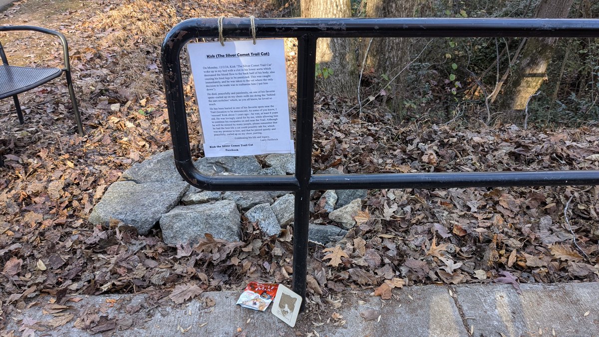 USAS_WW1's tweet photo. #SeductiveSunday #winter #Weather #natire #cats Today's walk on the Silver Comet Trail ☄️ is sad. My favorite cat on the trail (inset) has passed away. He greeted everyone with affection and often worried me because he was in the middle of the path with fast bicyclists going by. https://t.co/RnQvlLqdEv