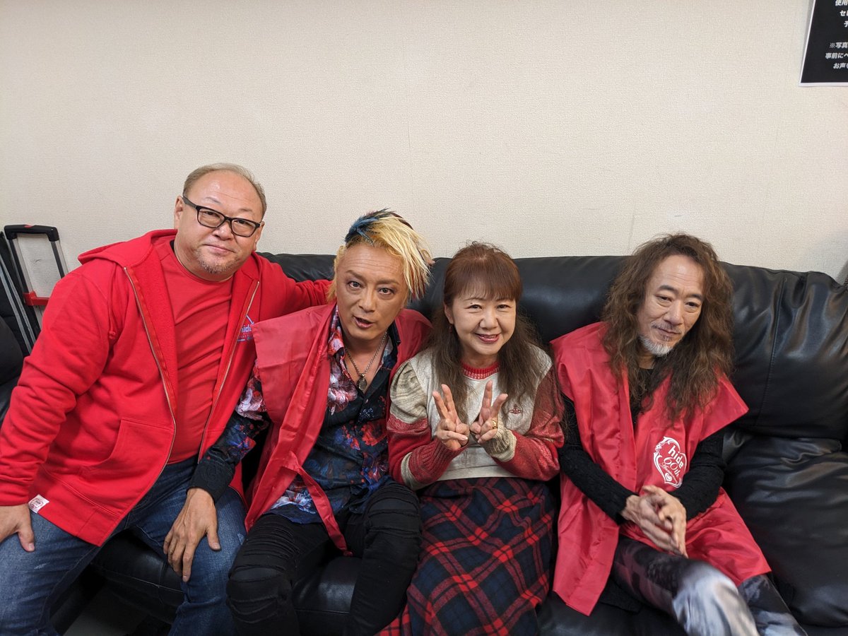 Pukapyu's tweet photo. とりあえず、、、

楽しすぎた〜🤩🤩⤴️🌹⤴️🌹⤴️
hideちゃん、Happy Birthday 💞✨👍💘🌹⤴️⤴️😀

今日のDIE Band は、、
Gt.PATA
B.本田唯
Dr.かまだあき
でお送りしました〜✨💞👍
ありがとうございました〜🌹💘🙇💌🤖 https://t.co/hihOhaqIKw