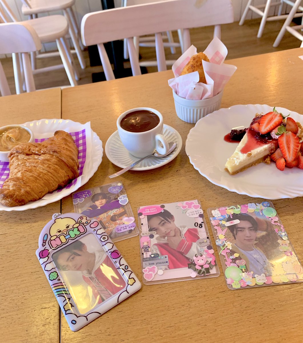 ๋࣭ 𖤐 sevEN tweet media