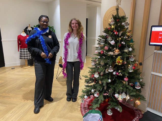 hhleone's tweet photo. Holiday Cheer at the Canadian Bilingual School of Paris! 📷📷
The holidays are here, and we’re excited to celebrate with our amazing students and families! Follow us for updates and holiday fun! 📷 #ecbcbs #SchoolsinParis #BilingualSchools #HolidaySeason #SchoolCommunity #K12Celebrations
--------------------
La Magie des Fêtes à l'École Canadienne Bilingue de Paris! 📷📷
Les fêtes approchent, et nous sommes ravis de les célébrer avec nos merveilleux élèves et familles ! Suivez-nous pour rester informés et partager la magie des fêtes ! 📷 #ecbcbs ÉcolesàParis #ÉcolesBilingues #SaisonDesFêtes #CélébrationsK12