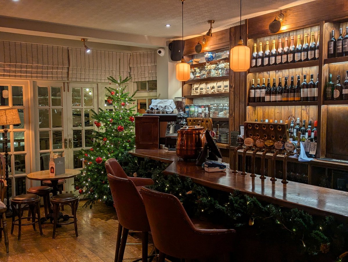 MitreShaftesbu2's tweet photo. Need a drink and a meal after shopping at The Christmas Market? ππ
Come on down to The Mitre, nestled right in the middle of the high street.
@YoungsPubs #youngspubsunday #christmasmarket #highstreet #christmastree #pubchristmas #shaftesburydorset https://t.co/Fr5gXChfPB