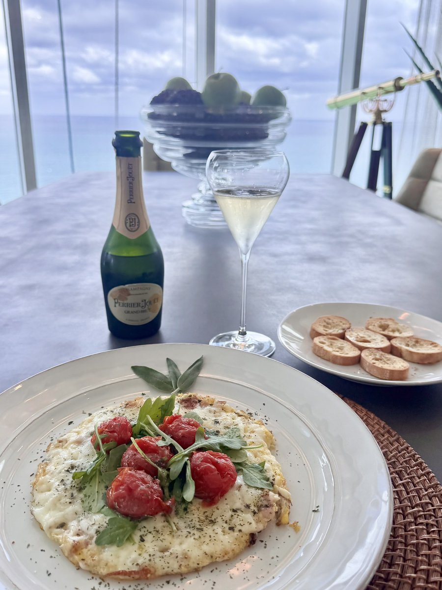 RafaelNodal's tweet photo. Egg Pizza for Sunday Brunch. Quattro Formaggi with ham and grilled cherry tomatoes.
La prima colazione. Happy Sunday.
#LoveWeekends #LiveWeekends https://t.co/NxLkvkCzbN