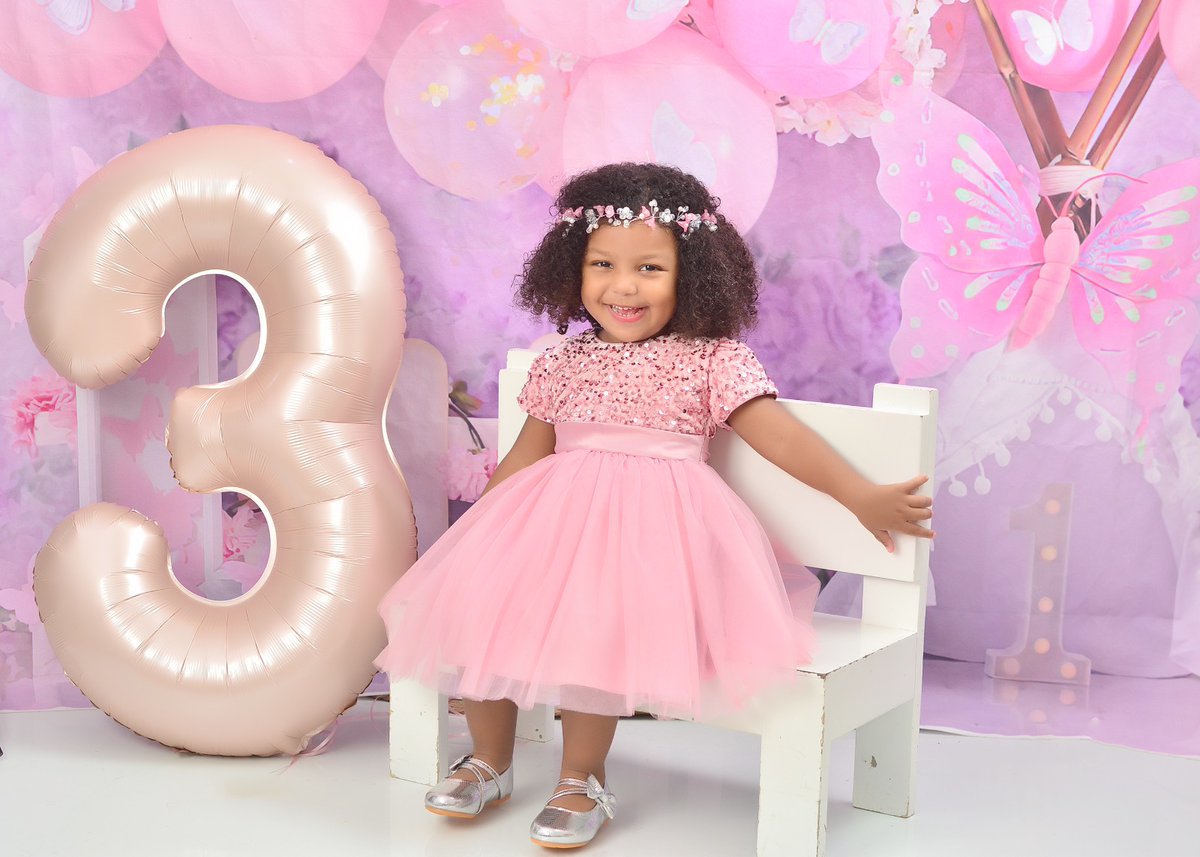 Mariatejeda06's tweet photo. @Mariatejeda06 Hoy estamos de fiesta, la sabiduría echa persona está de cumpleaños, Dios bendiga a mi Chiquita Gianna este y todos los días. Llegaste a nuestras vidas a cambiarlo todo, eres muy tierna, cariñosa, revoltosa y peleona, te amo! Fotos estudio @yohanselrosario🎉🎉🎊🎊 https://t.co/qD9r0QgKq1