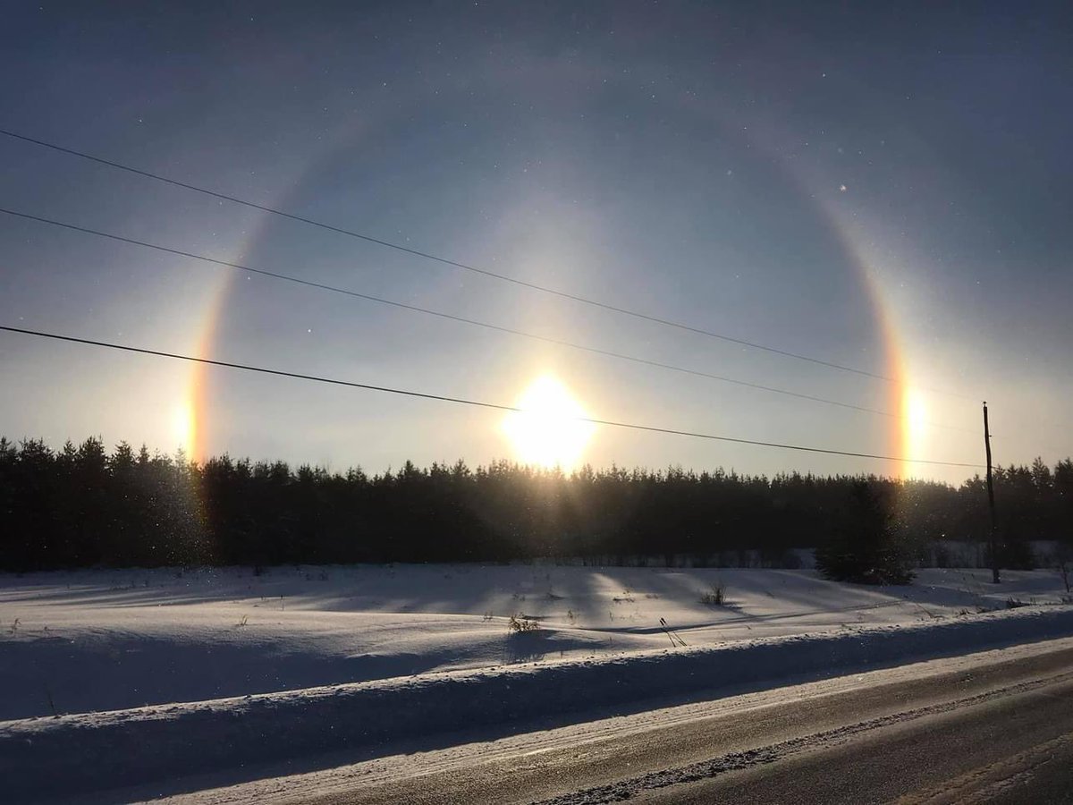 louisedbegin's tweet photo. Ah, the old 'Sun Dog' or 'Sun Halo' - nature's way of saying, 'Look at me, I'm fabulous even when it's freezing!' π₯Ά
Happy Sunday, everyone! Let's enjoy this chilly spectacle together. πβοΈβοΈ
#SunDogSunday
#HaloHangout https://t.co/ECNUcV7V2t