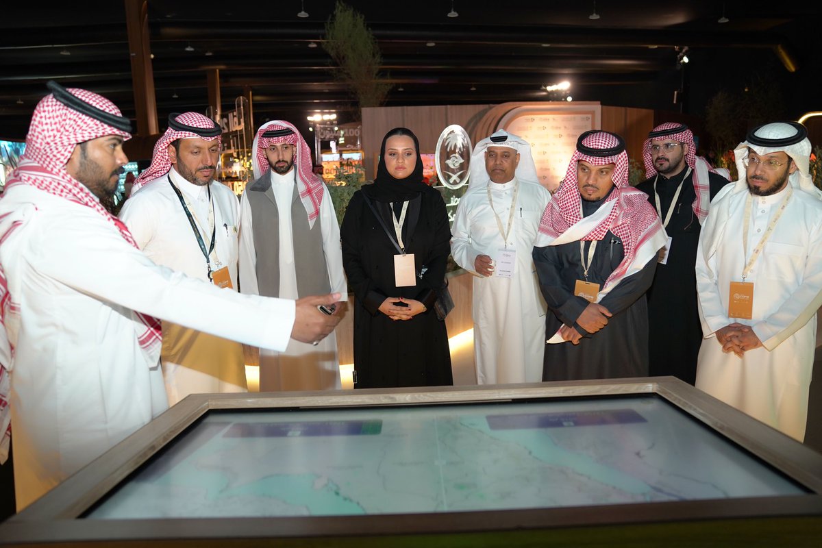 AsharqiaChamber's tweet photo. يزور عدد من أعضاء لجنة البيئة بـ #غرفة_الشرقية برئاسة نائب الرئيس هشام بن علي الجبر المؤتمر السادس عشر للأطراف (COP16) والمعرض المصاحب له حيث يعقد في الرياض ويستمر حتى 13 ديسمبر الجاري،.
ويعد المؤتمر حدث دولي رئيسي تجتمع فيه الجهود العالمية لمكافحة التصحر وتدهور الأراضي. https://t.co/f6CbiEGG8Y