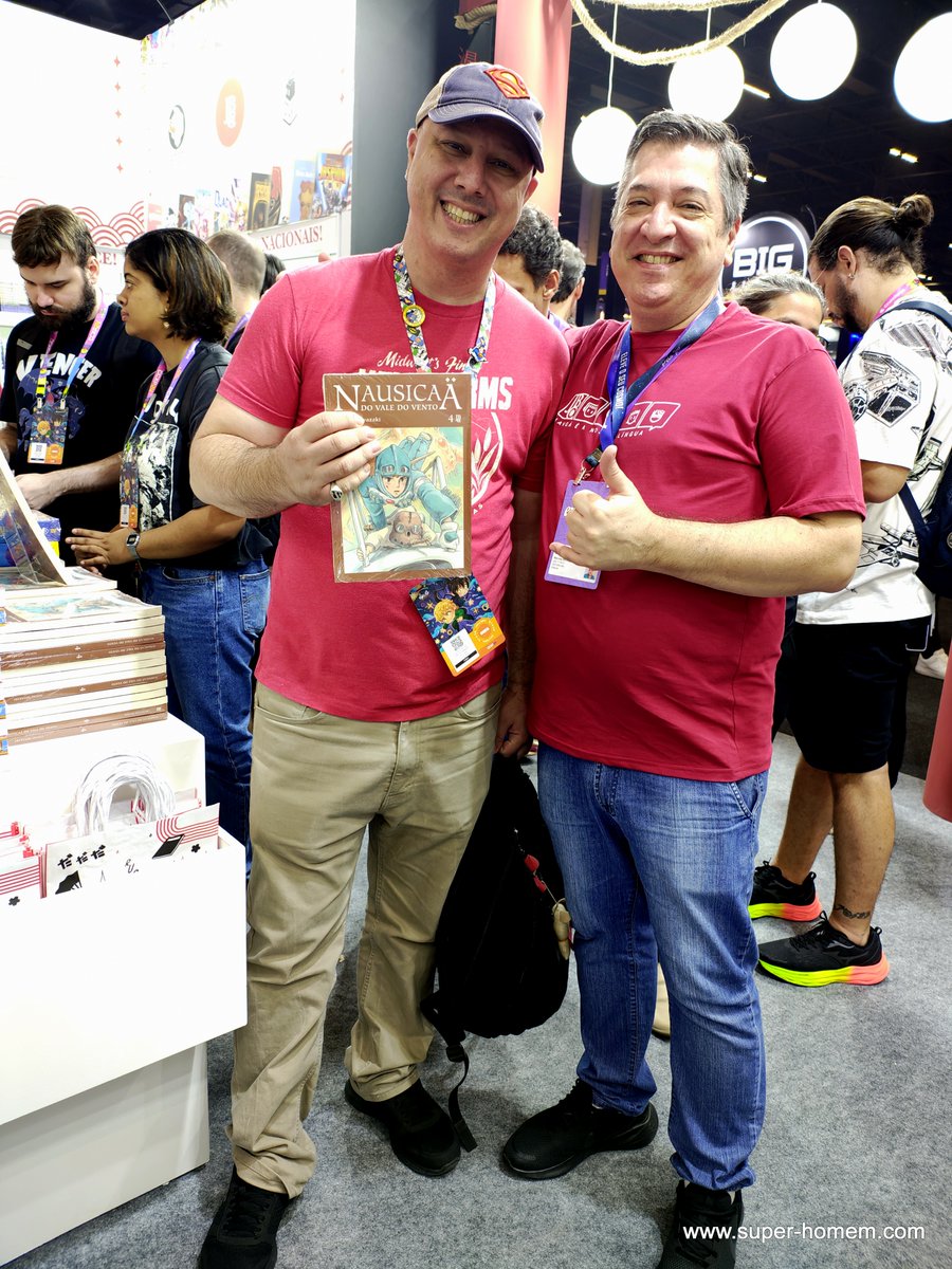 superhomemcom's tweet photo. Marcelo Naranjo, UniversoHQ e Editora JBC #editorajbc #jbceditora #manga #hayaomiyazaki #nausicaa #nausicaaofthevalleyofthewind #uhq #universohq #ghibli #ghiblistudio #ccxp #ccxp2024 @marcelonaranjo @editorajbc @universohq @ghibli https://t.co/8ZWhCKIrbx