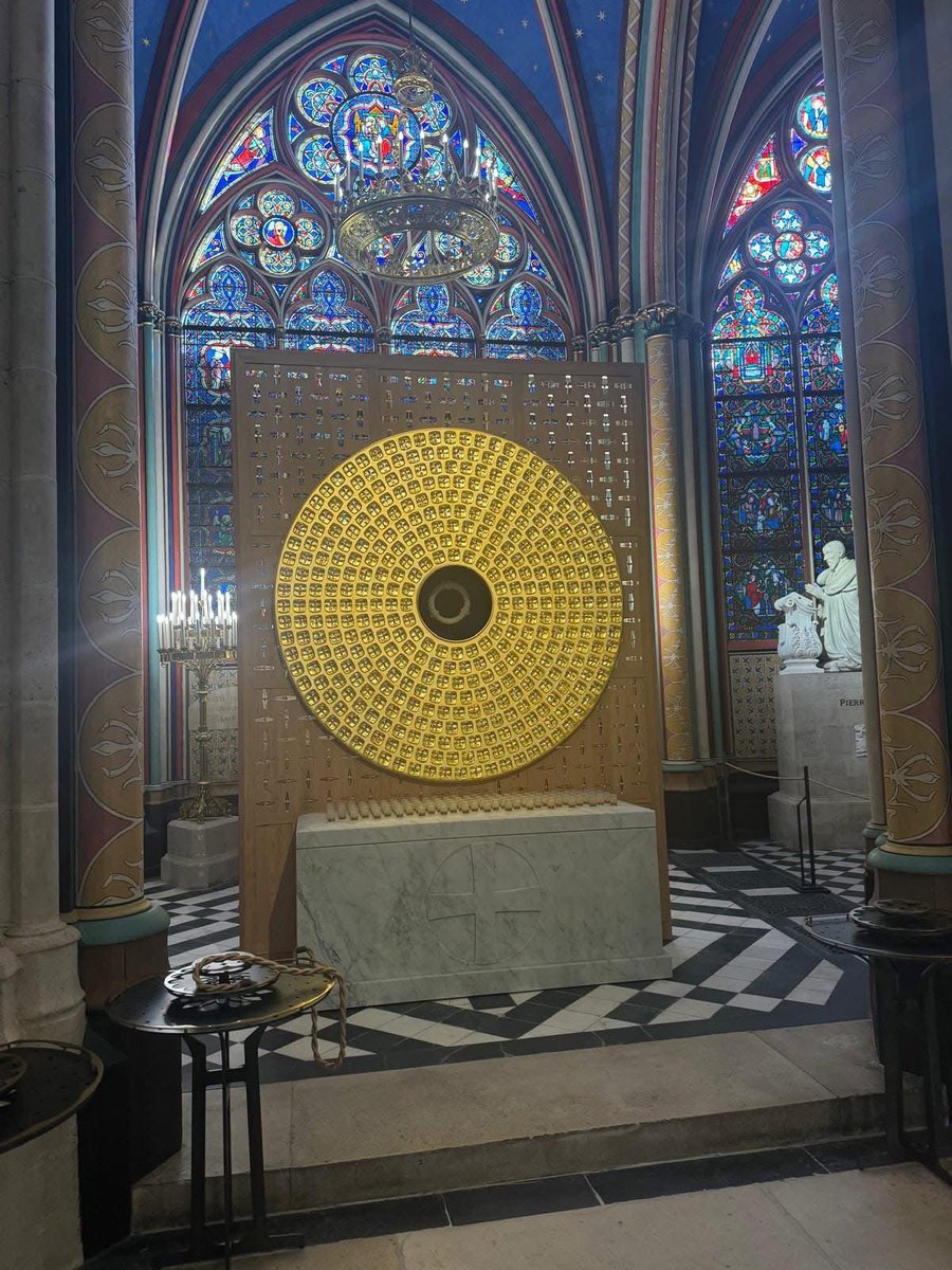 Notre Dame rouvre aujourd’hui ses portes au public bravo  auxAteliers StJacques <a href="/StRemyChevreuse/">St-Rémy-lès-Chevreuse</a> ont fabriqué le reliquaire la châsse qui accueille la couronne d’épines du Christ savoir faire des métiers d’arts <a href="/pnrchevreuse/">PNR Chevreuse</a>