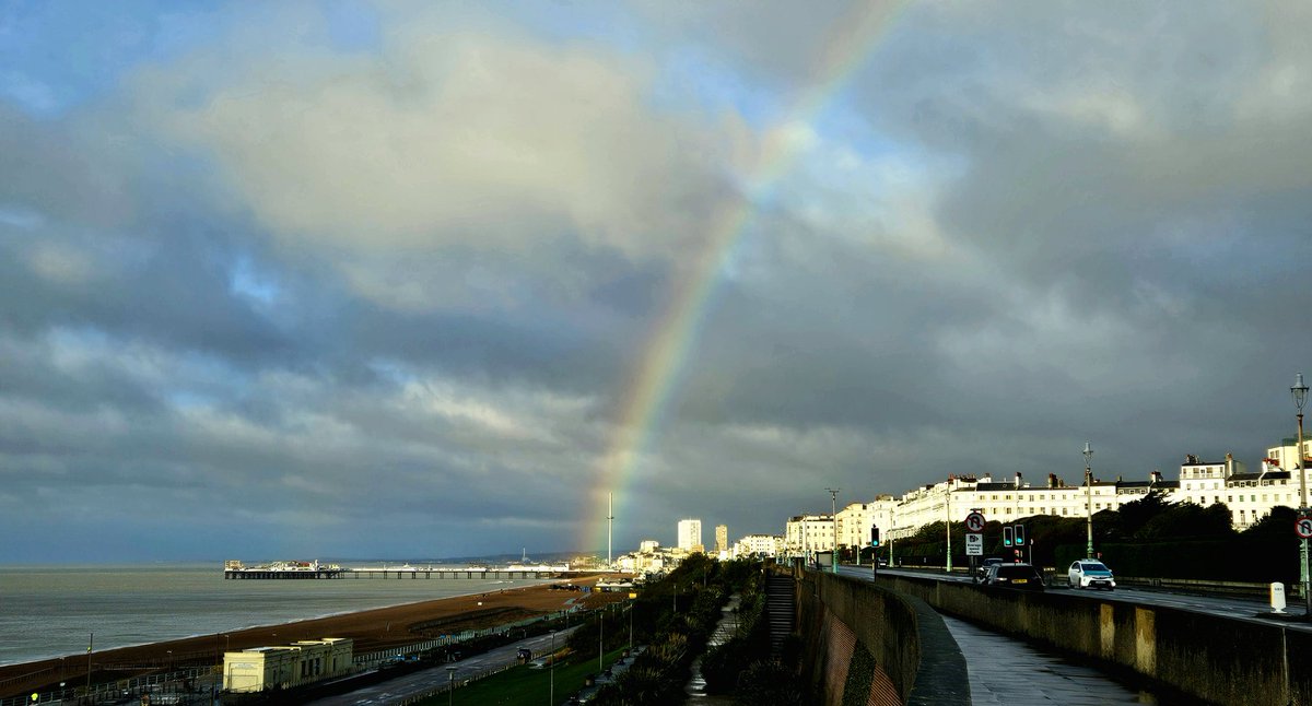SteveRandall78's tweet photo. #rainbow born over Brighton this morning https://t.co/Hn9u5tUIHA