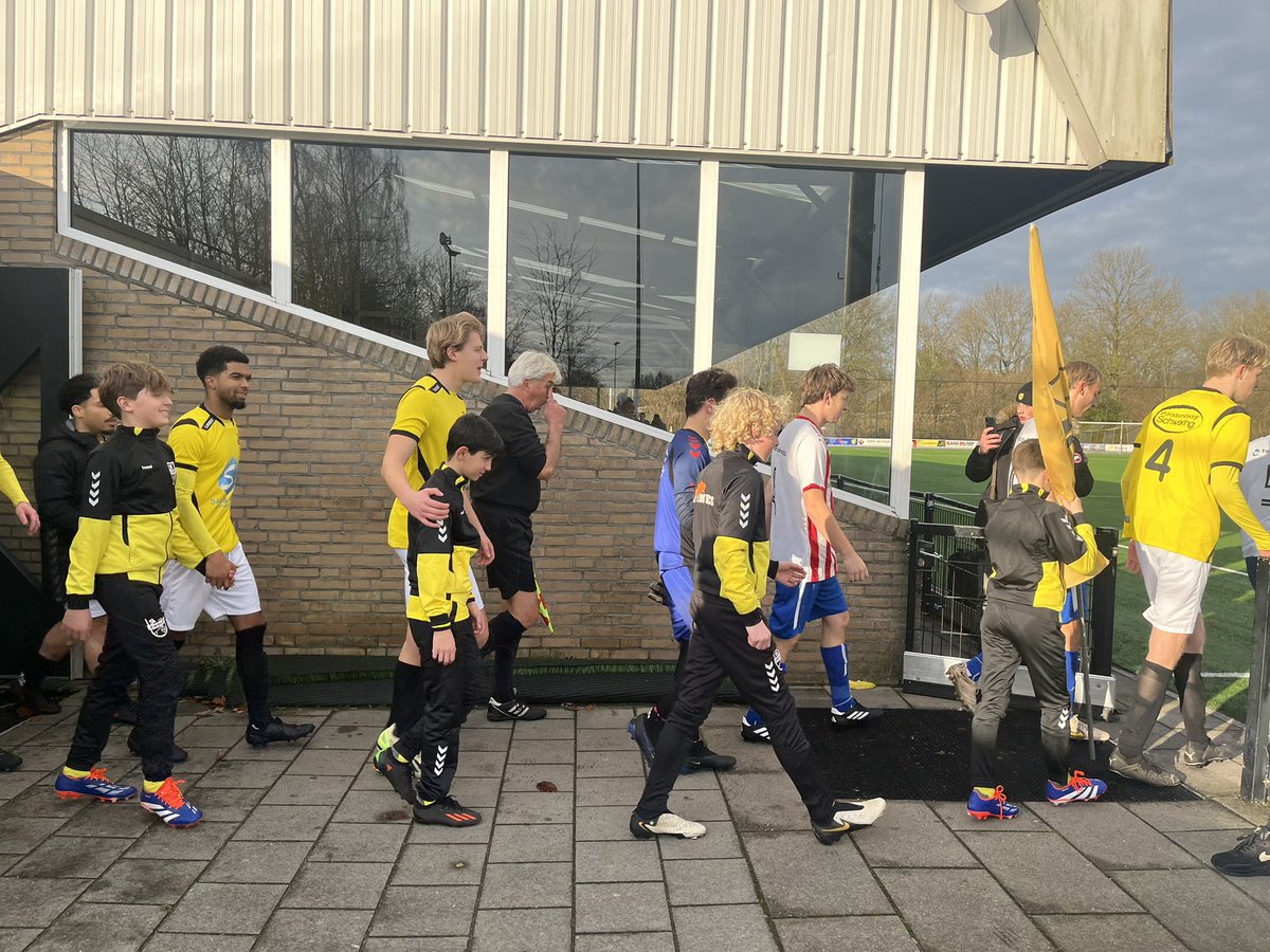 svzwollevoetbal's tweet photo. Hij is binnen! SV Zwolle wint de eerste periode door met 3-0 te winnen van @ScBalkbrug. @teun_blom (twee) en Chris Rozendal maakten de doelpunten voor de ploeg van @blomjoris. #wittebroekgeletrui https://t.co/vo3l9yrjqP