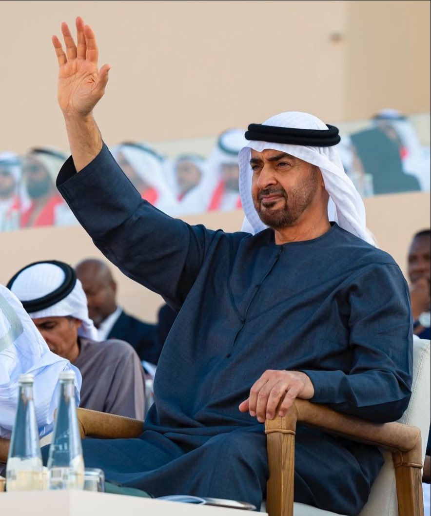 المجد في كفه