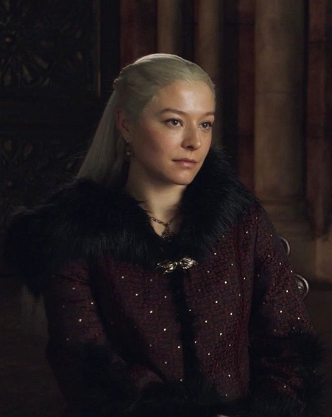 “I think we could play siblings.”

—— hunter schafer on emma d’arcy