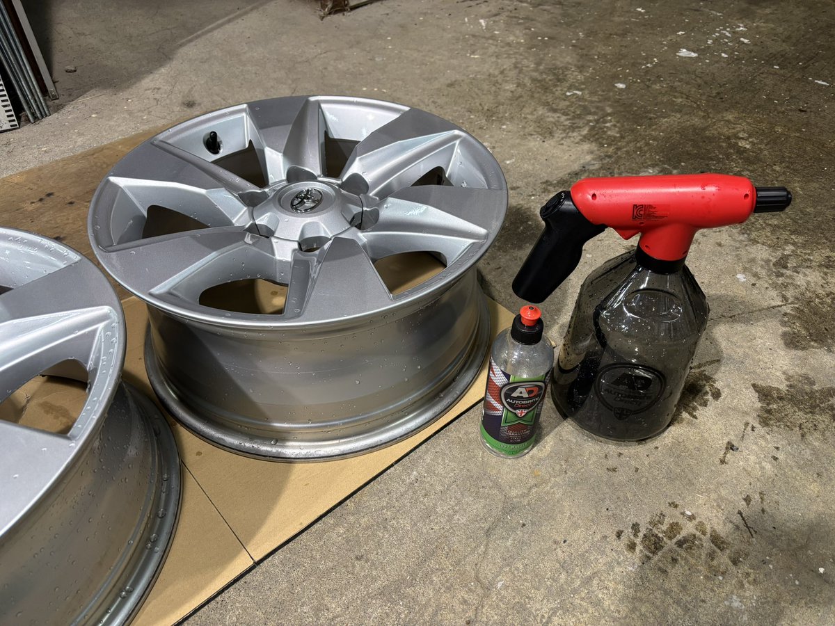greatmanzu1971's tweet photo. 冬用アルミホイル届いたので洗ってPVD-I07 鉄粉除去
PVD-A06スケール除去
リアクリーン油分除去
写真撮り忘れた💦
ホイルワックスで仕上げ🤩
#autobritedirect
#provide
#ワックスウォッシュ
#洗車好き
#ハイエース200系 https://t.co/7TVqShQqi1
