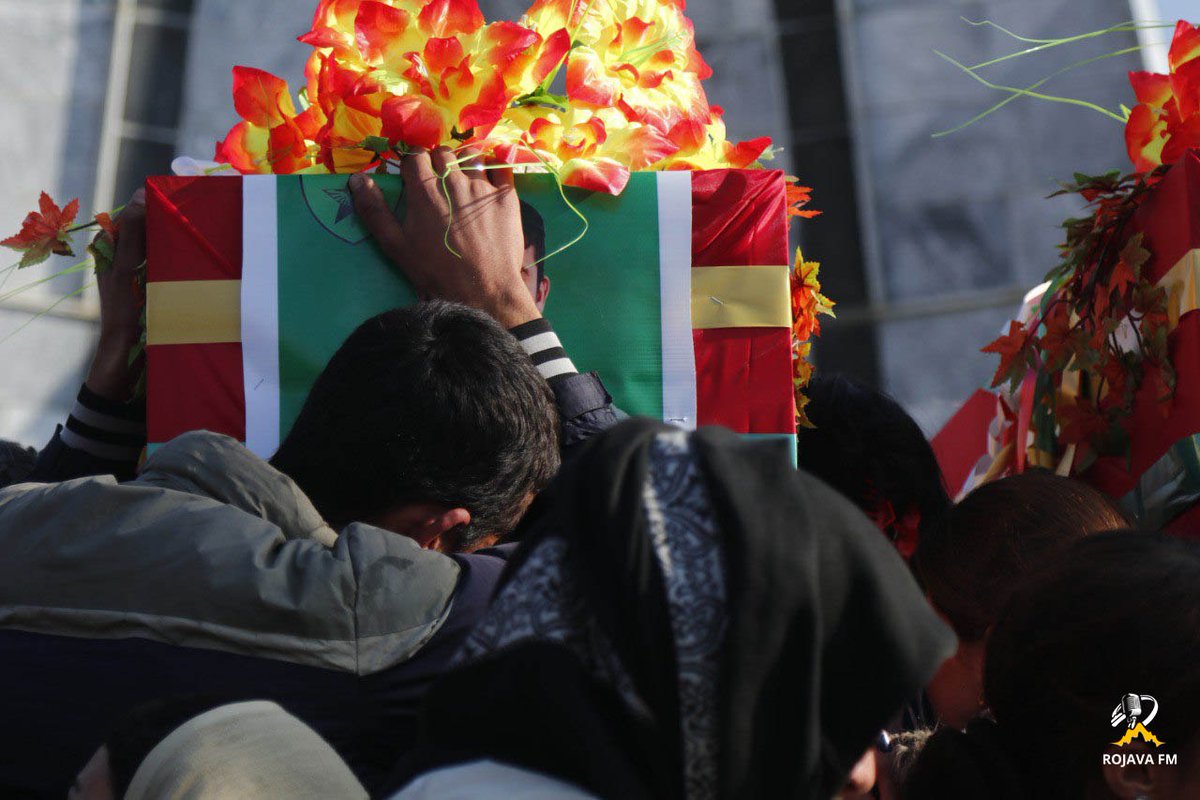 YPJInt's tweet photo. Today the bodies of four Hêzên Komandos fighters were laid to rest on Şehîd Dicle graveyard in #Kobanê. All martyred in the resistance against the attacks of the invading forces backed by #Turkey in #Manbij area earlier this week and gave their life to #DefendRojava https://t.co/Mebe6ORDgd