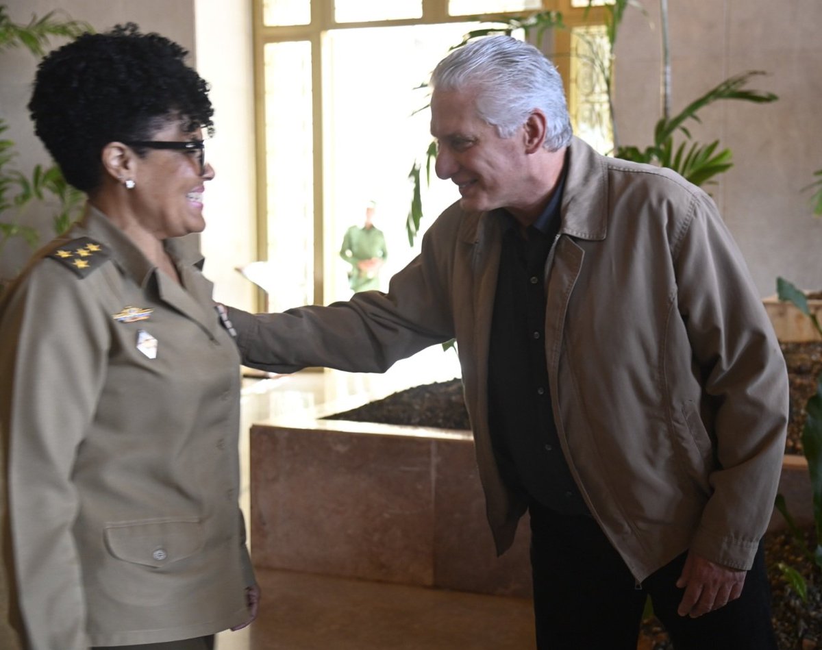 El Presidente Miguel Díaz-Canel Bermúdez sostuvo un emotivo intercambio con héroes del Granma, de la Sierra, de la clandestinidad, del Movimiento 26 de Julio, de las gloriosas Marianas, de las misiones internacionalistas...
Ver más:

pcc.cu/asumir-tiempos…
