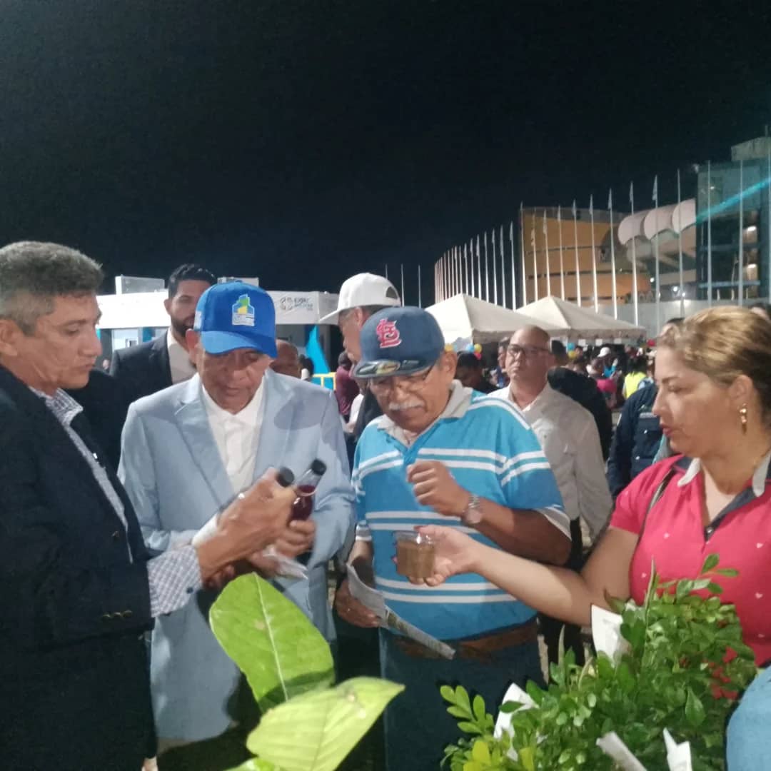 Con el Camarada Gobernador en el Stand de Productos Naturales para la salud y la vida