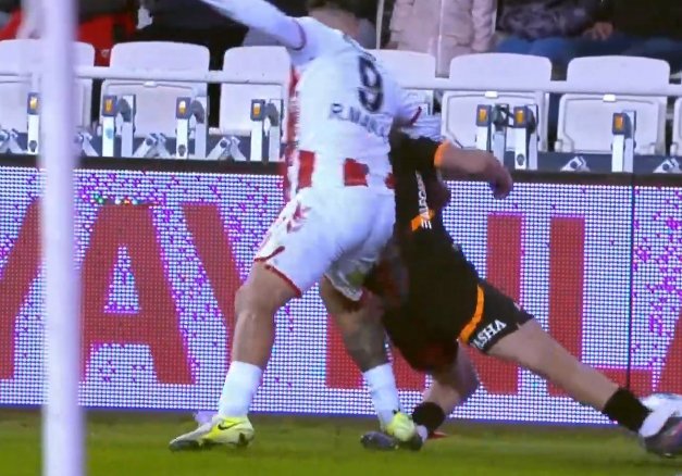 PAYLAŞMAYAN BİR TANE GALATASARAY'LI KALMASIN

OPERASYON ÇOCUĞU Hakem Turgut Doman bu pozisyonda Manaj'a kırmızı kart GÖSTERMEDİ.