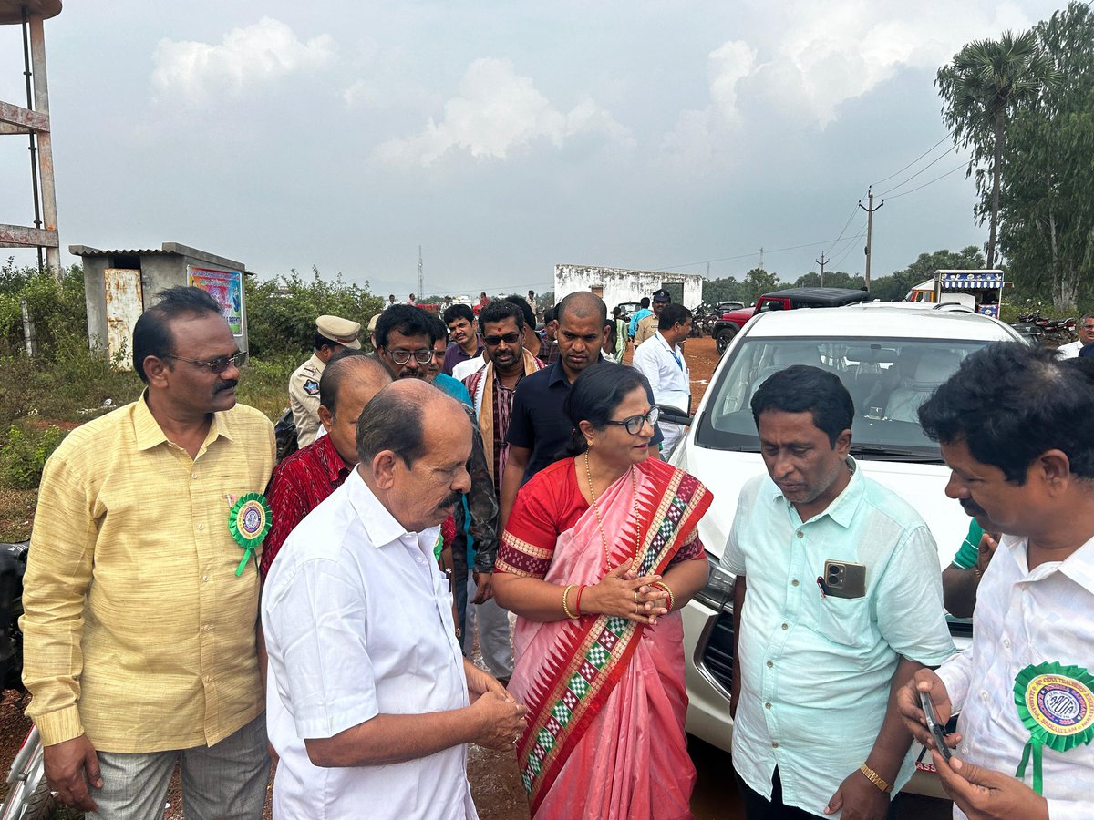 suramapadhybjp's tweet photo. ଆନ୍ଧ୍ରପ୍ରଦେଶ ଓଡ଼ିଆ ଶିକ୍ଷକ ସଂଘ,ମଞ୍ଜୁଷା, ଶ୍ରୀକାକୁଲମର 'ଦଶମ ମେଧା ସମ୍ମାନ ମହୋତ୍ସବ' ରେ ମୁଖ୍ୟ ଅତିଥିଭାବେ ଯୋଗଦେଇ କୃତୀ ଛାତ୍ରଛାତ୍ରୀ ତଥା ରାଷ୍ଟ୍ର ନିର୍ମାଣରେ ନିଜର ସମ୍ପୂର୍ଣ୍ଣ ଜୀବନକୁ ଉତ୍ସର୍ଗ କରିଥିବା ଶିକ୍ଷକ ଶିକ୍ଷୟିତ୍ରୀ ମାନଙ୍କୁ ସମ୍ବର୍ଦ୍ଧିତ କରିଲି l
#APOTA https://t.co/So0YUDznpK