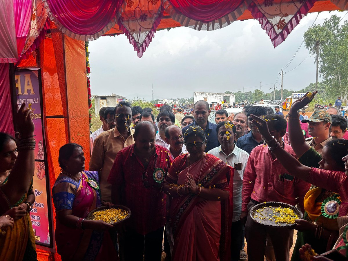 suramapadhybjp's tweet photo. ଆନ୍ଧ୍ରପ୍ରଦେଶ ଓଡ଼ିଆ ଶିକ୍ଷକ ସଂଘ,ମଞ୍ଜୁଷା, ଶ୍ରୀକାକୁଲମର 'ଦଶମ ମେଧା ସମ୍ମାନ ମହୋତ୍ସବ' ରେ ମୁଖ୍ୟ ଅତିଥିଭାବେ ଯୋଗଦେଇ କୃତୀ ଛାତ୍ରଛାତ୍ରୀ ତଥା ରାଷ୍ଟ୍ର ନିର୍ମାଣରେ ନିଜର ସମ୍ପୂର୍ଣ୍ଣ ଜୀବନକୁ ଉତ୍ସର୍ଗ କରିଥିବା ଶିକ୍ଷକ ଶିକ୍ଷୟିତ୍ରୀ ମାନଙ୍କୁ ସମ୍ବର୍ଦ୍ଧିତ କରିଲି l
#APOTA https://t.co/So0YUDznpK