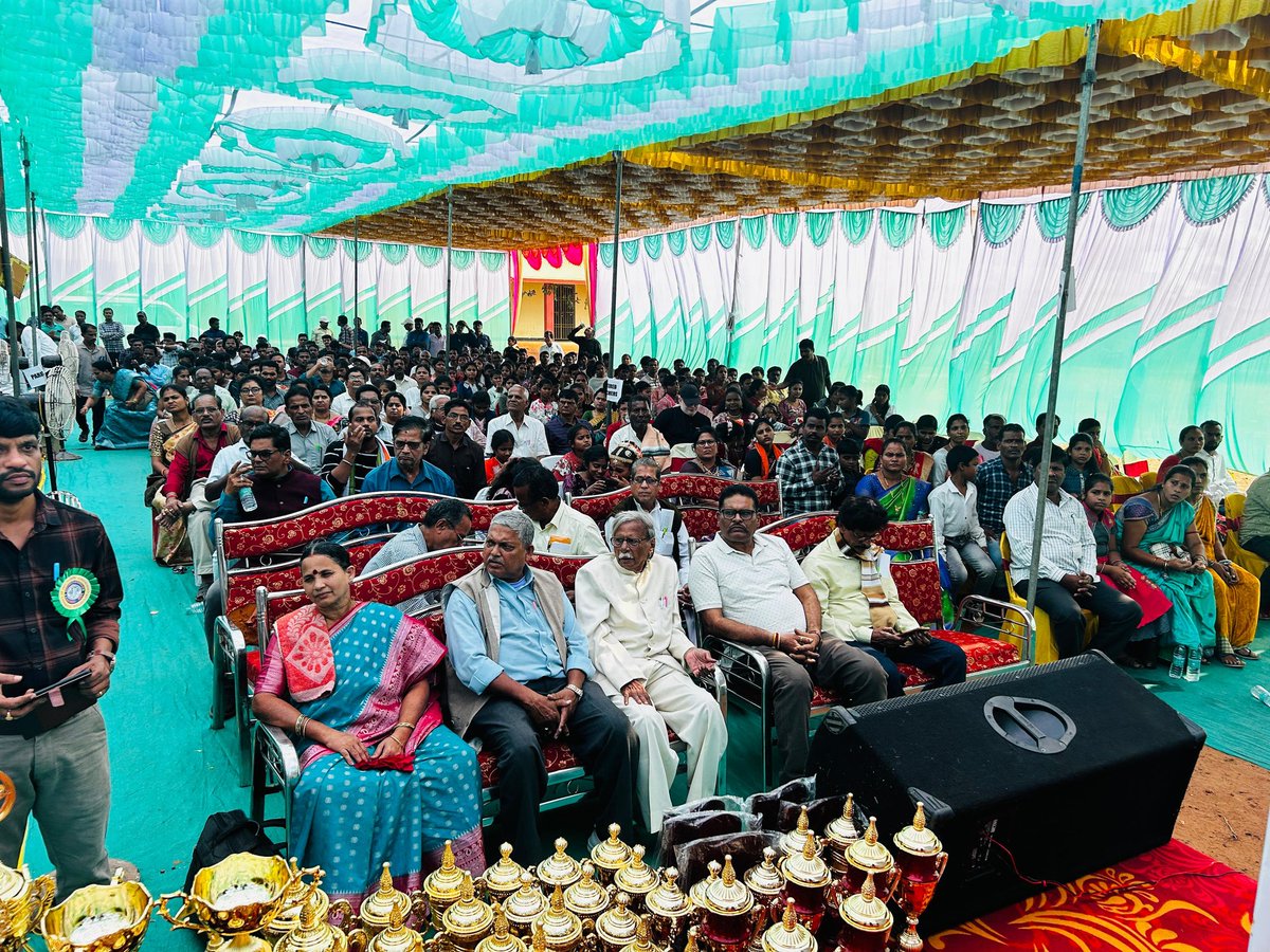 suramapadhybjp's tweet photo. ଆନ୍ଧ୍ରପ୍ରଦେଶ ଓଡ଼ିଆ ଶିକ୍ଷକ ସଂଘ,ମଞ୍ଜୁଷା, ଶ୍ରୀକାକୁଲମର 'ଦଶମ ମେଧା ସମ୍ମାନ ମହୋତ୍ସବ' ରେ ମୁଖ୍ୟ ଅତିଥିଭାବେ ଯୋଗଦେଇ କୃତୀ ଛାତ୍ରଛାତ୍ରୀ ତଥା ରାଷ୍ଟ୍ର ନିର୍ମାଣରେ ନିଜର ସମ୍ପୂର୍ଣ୍ଣ ଜୀବନକୁ ଉତ୍ସର୍ଗ କରିଥିବା ଶିକ୍ଷକ ଶିକ୍ଷୟିତ୍ରୀ ମାନଙ୍କୁ ସମ୍ବର୍ଦ୍ଧିତ କରିଲି l
#APOTA https://t.co/So0YUDznpK
