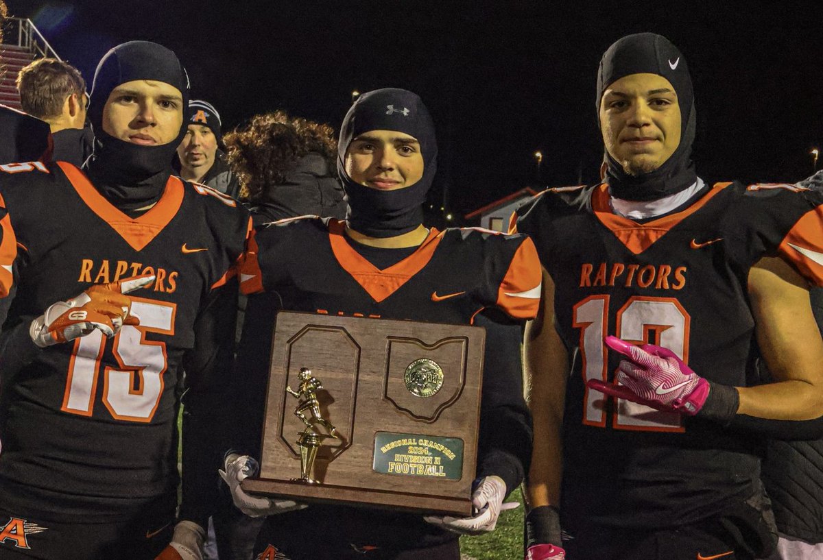 cincywvtbb's tweet photo. If you've never played football, YOU COULD NEVER TRULY UNDERSTAND WHAT IT MEANS TO PUT THOSE SHOULDER PADS AND HELMET ON FOR THE LAST TIME. Football can never be duplicated, NEVER. https://t.co/cORMfR3Iar