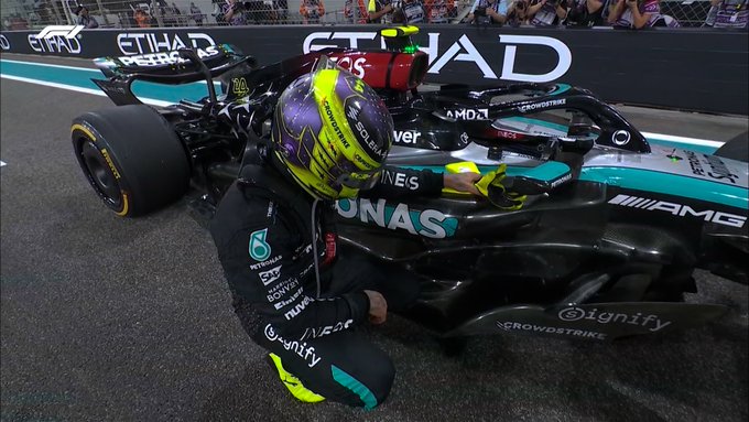 bosswumbo's tweet photo. Brilliant last race here in Abu Dhabi , and splendid 13 years in the black and white suit , had a great time watching you become the GOAT in it , next time is in the red one , get in there Sir @LewisHamilton 
#reclaimthe8th https://t.co/U9SWAG49QX