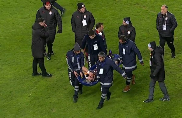 adsizovski's tweet photo. Barış Alper Yılmaz sedye ile soyunma odasına gidiyor. Haram olsun hakkımız!

#SVSvGS https://t.co/wYxzbmV8N7
