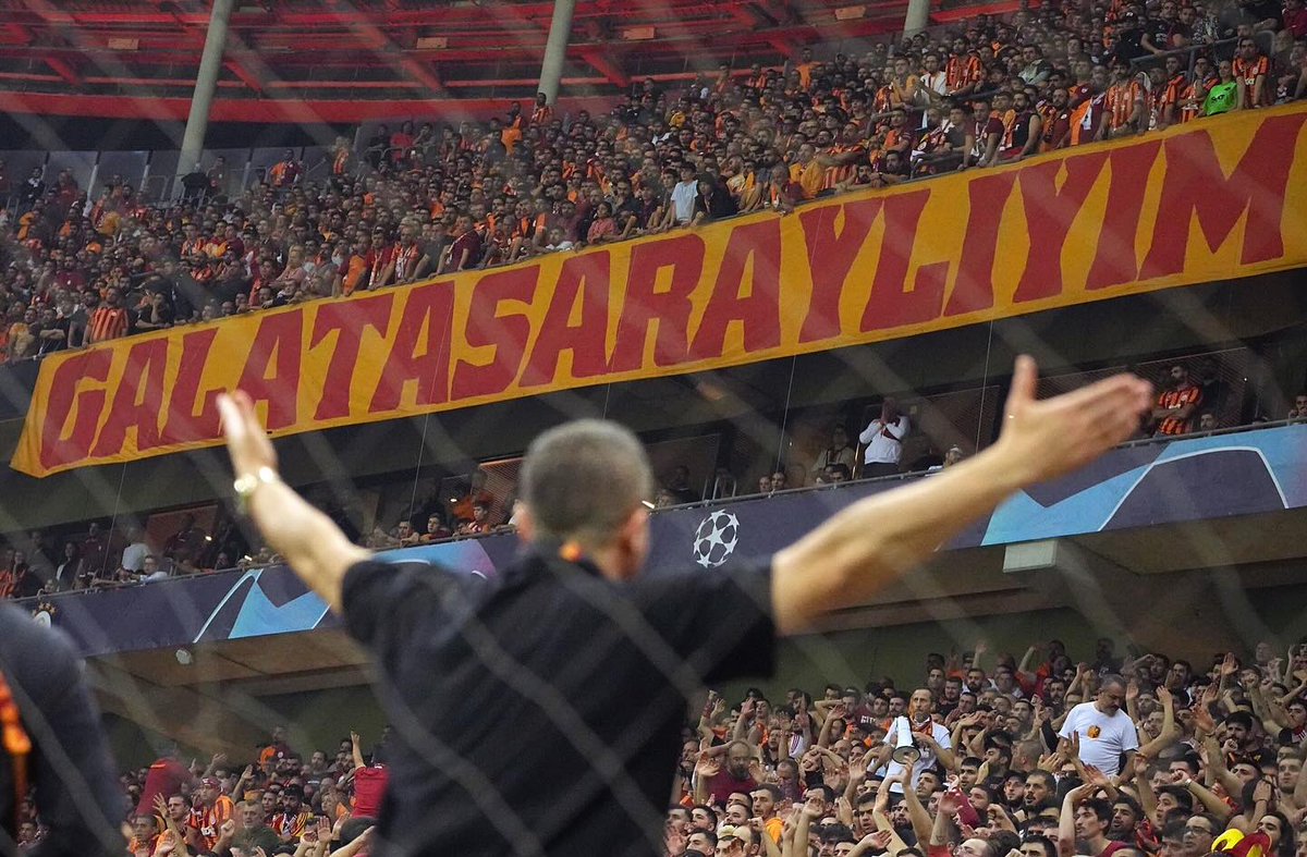 Bugün bir kez daha "iyi ki Galatasaraylıyım" dedim.

Filmlerdeki tüm kötülüklerle mücadele eden ve sonunda kazanan esas kahramanlar gibiyiz. 
Ellerinden ne geliyorlarsa yapıyorlar, sonunda biz kazanıyoruz.
Çünkü iyiler mutlaka kazanır.

İyi ki.