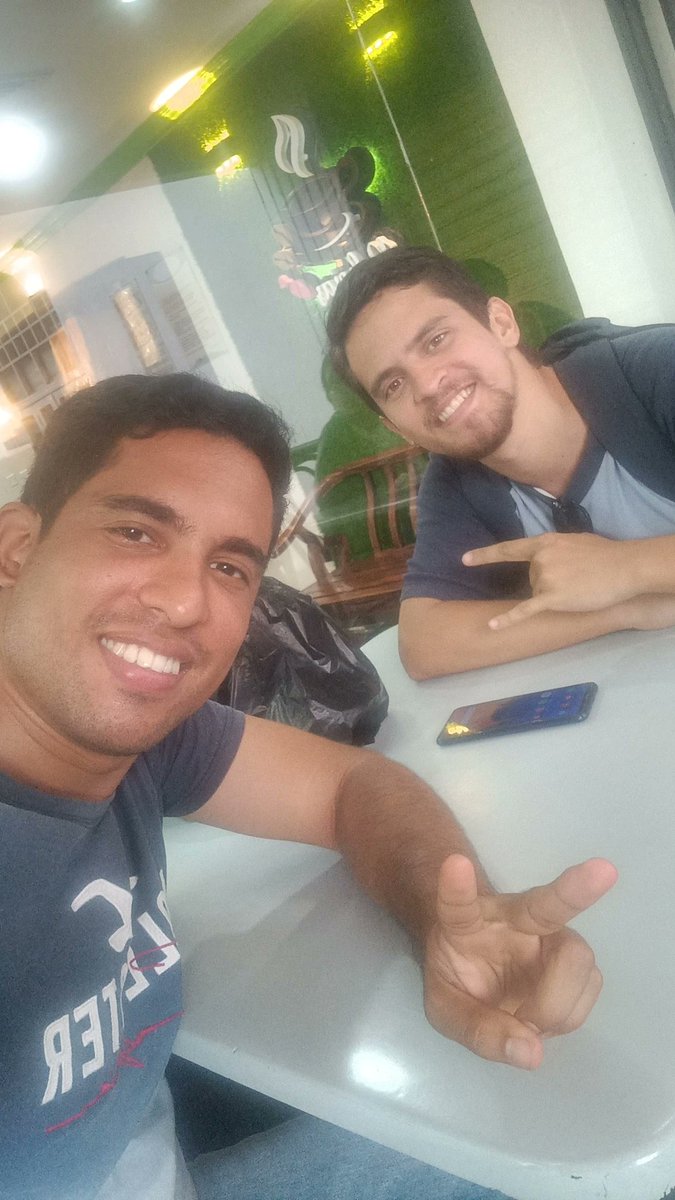 RodolfoParedesL's tweet photo. Me gradué en la ULA, pero mi corazón está con mi hermano Paul León, detenido injustamente. 

Aunque él no estuvo en mi grado, estoy seguro de que yo estaré en el de él. 

¡La esperanza nunca se apaga!

#LibertadParaPaul https://t.co/uYGD6uhP9H