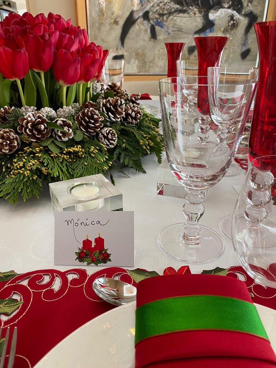 Buenas tardes
Hoy, en telademoda.com, Mercedes Diezma y su empresa "Aquí, tu sitio" de tarjetas de puesto de mesa. Entra a verlas.