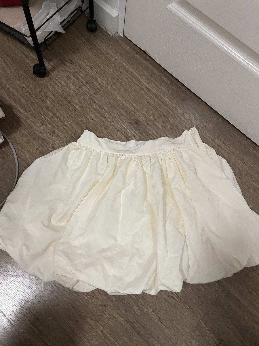 danikafont's tweet photo. กระโปรงบอลลูน ไซส์m ไม่เคยใส่สักครั้ง 120 บาท ค่าส่ง 40 บาท #ส่งต่อ #ส่งต่อเสื้อผ้ามือสอง #เสื้อผ้ามือสอง #ส่งต่อเสื้อผ้า #โล๊ะตู้มือสอง https://t.co/9ojclaO9lu