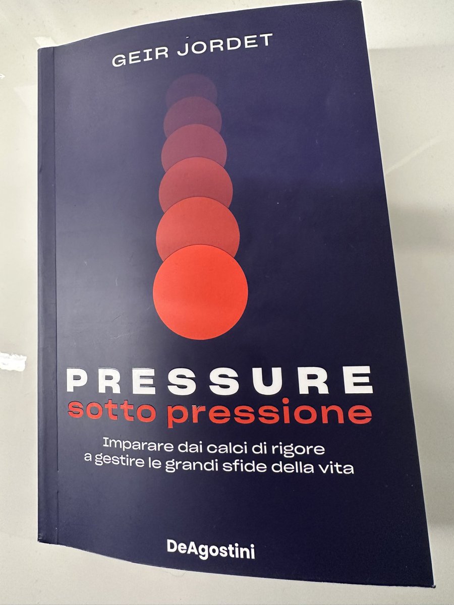 ⚽️Se lavori con le persone, se sei appassionato di calcio, o entrambe le cose, questo libro è l’equivalente di un romanzo da divorare prima di Natale! 🎄

💡 Geir Jordet ti farà rivivere il rigore di Roberto Baggio con l’intensità narrativa degna del miglior Forsyth.
