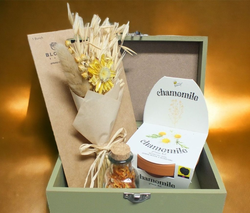 ⠀
⠀
Anjay, selamat telah menyelesaikan dua acaranya, ya <a href="/topengsemu/">Kana.</a>. Kemarin sudah dikasih bunga besae, sekarang bunga kecil aja, ya. Sama ada sedikit teh biar rileks setelah digempur pekerjaan. 
⠀
⠀