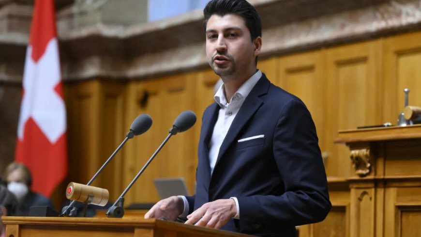 İsviçre Dışişleri Komisyonu üyesi Parlamenter Fabian Molina:

“Suriye’deki savaş tırmanırken, Rojava bölgede istikrar ve demokrasinin kalesi ve cihatçılığa karşı bir siper olmaya devam ediyor. Ancak, bu özerk ve federal yapı, cihatçı güçler tarafından ciddi tehditler altında