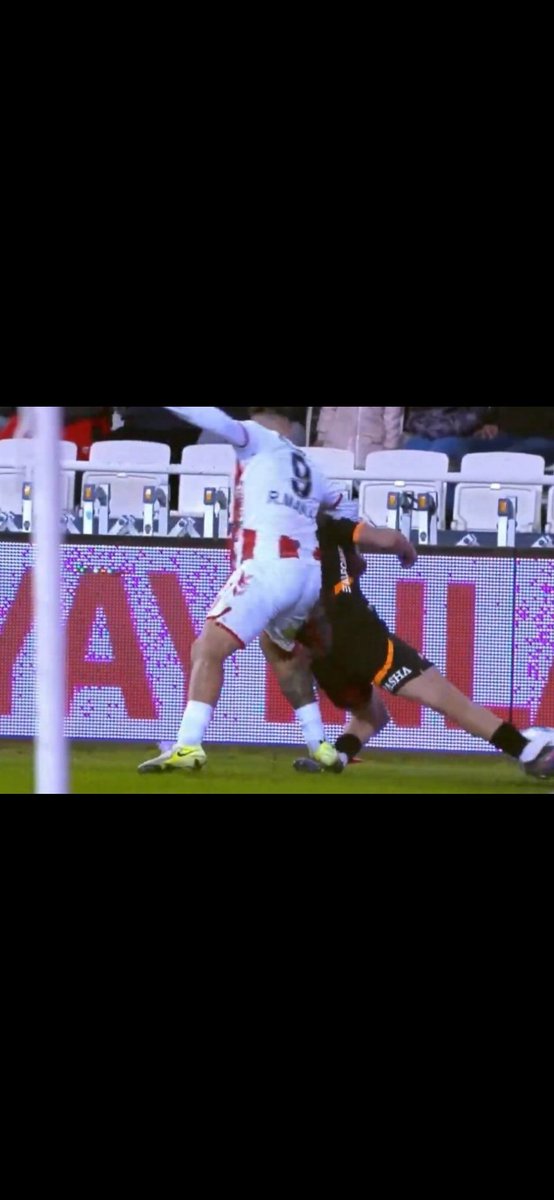 Su pozisyona önce sarı verdi. Gitti pozisyonu izledi ve kırmızı veremedi. Bugün düdük astırırım. #sivassporgalatasaray