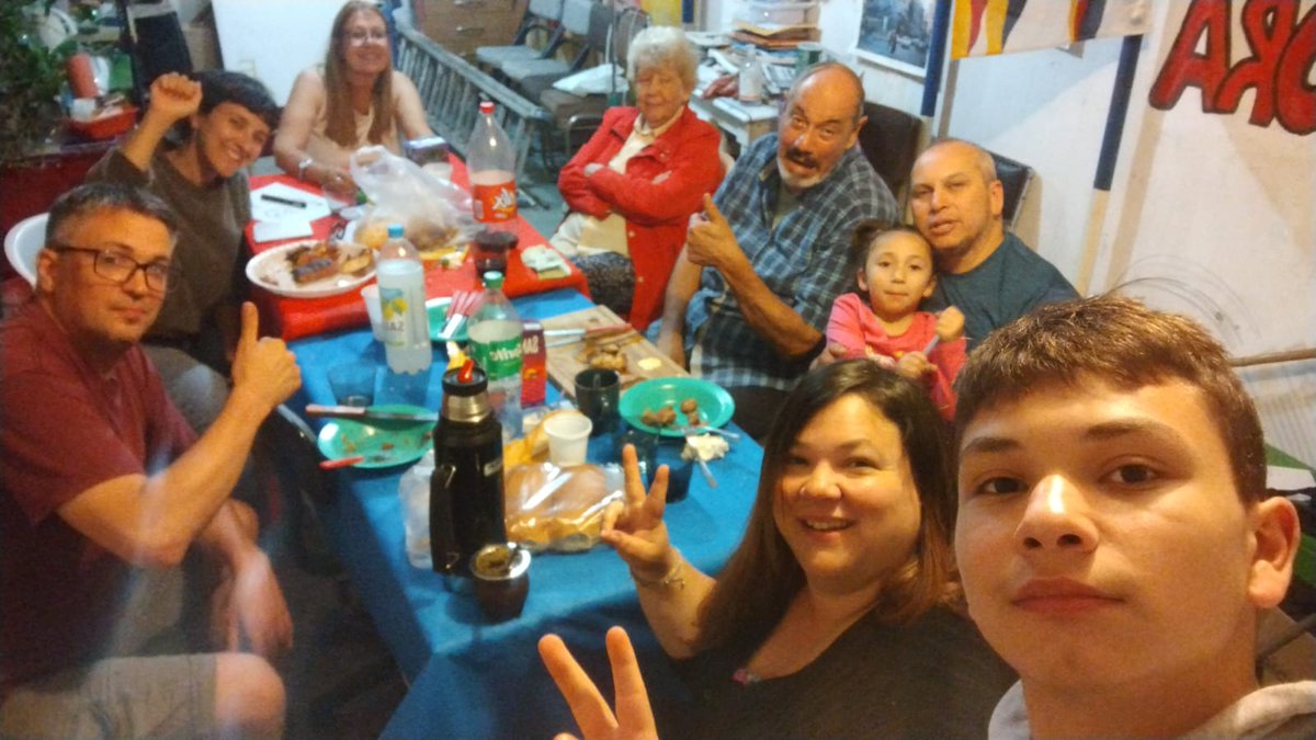 festejamos la victoria con asadito en el comité 😁
por más trabajo en equipo✊🏽
🟥🟦⬜️