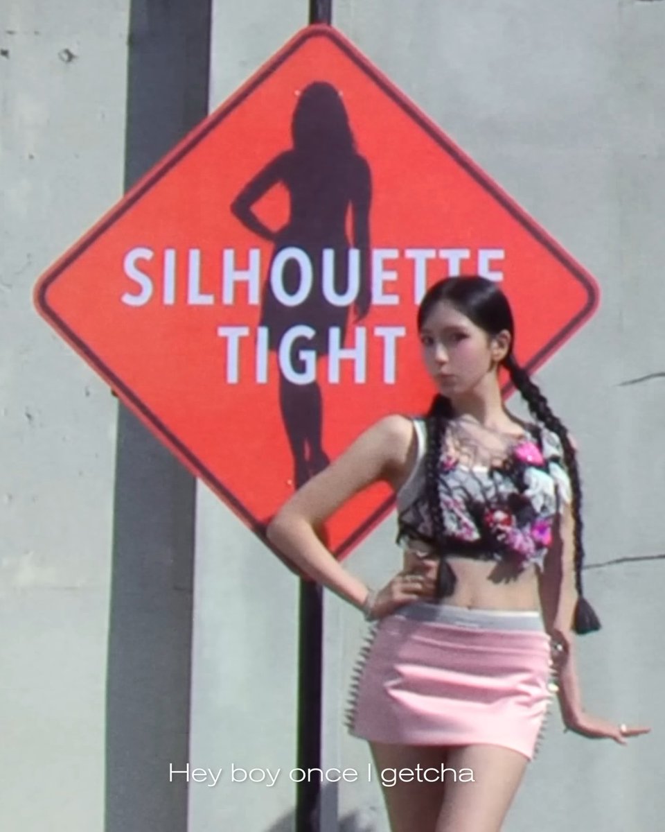 godmitzu's tweet photo. Mina imitating the "SILHOUETTE TIGHT" sign 😭 https://t.co/NSyq98zAoz