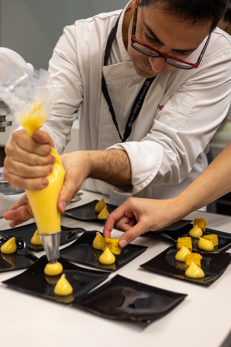 bculinary's tweet photo. 🧁🍥¡Qué experiencia tan dulce y emocionante! Jordi Puigvert, uno de los grandes referentes de la #pastelería moderna, nos ha mostrado cómo los “ingredientes tecnológicos”, emulsionantes, gelificantes y texturizantes, pueden transformar el #mundodulce. https://t.co/hmy2aiIhYj