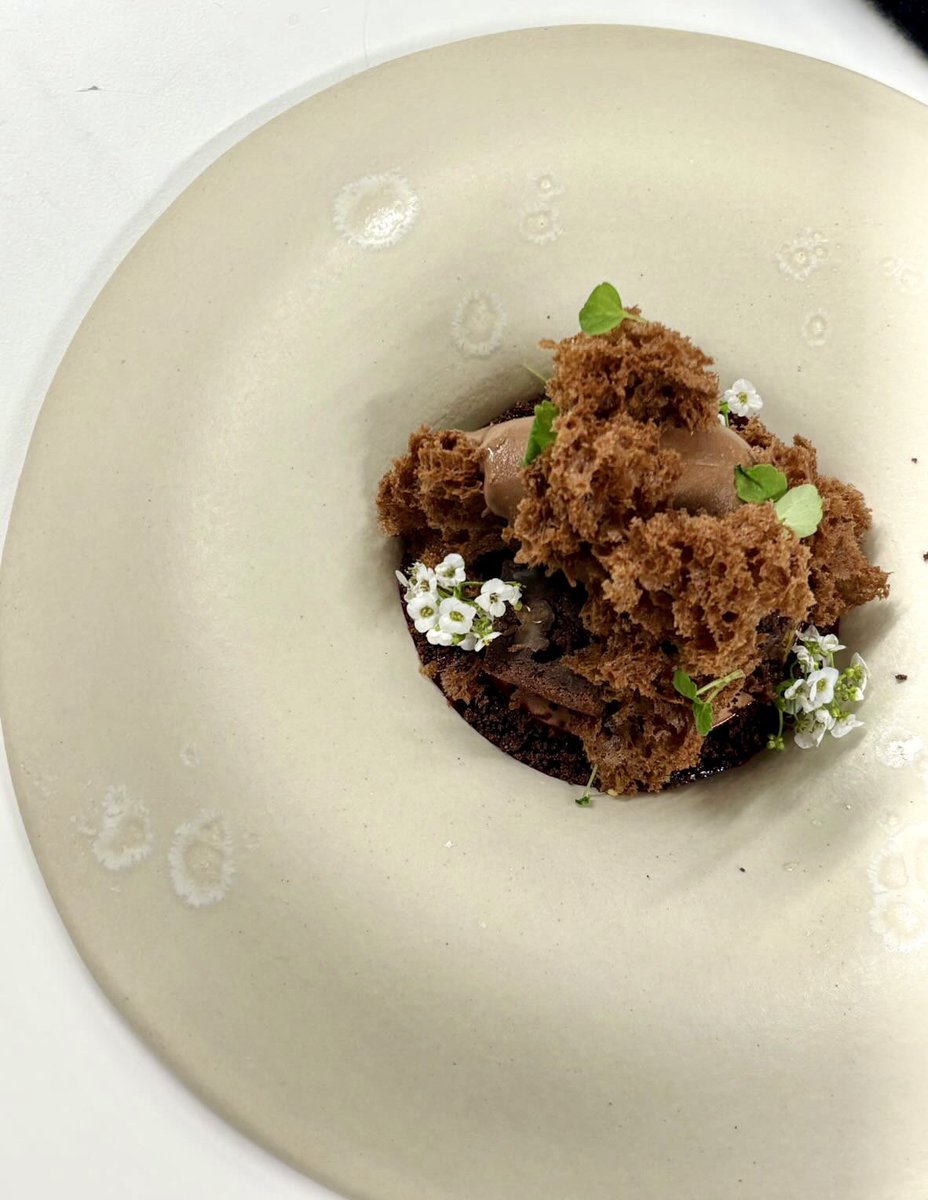 bculinary's tweet photo. 🧁🍥¡Qué experiencia tan dulce y emocionante! Jordi Puigvert, uno de los grandes referentes de la #pastelería moderna, nos ha mostrado cómo los “ingredientes tecnológicos”, emulsionantes, gelificantes y texturizantes, pueden transformar el #mundodulce. https://t.co/hmy2aiIhYj