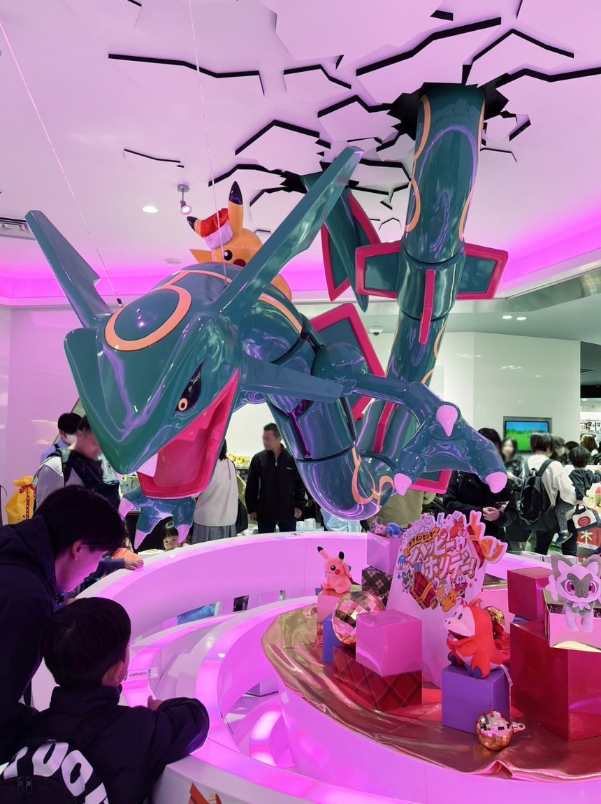 parentinglf1's tweet photo. 今日はこどもの希望でポケモンセンターへ✨
年末もあってか超絶混雑でレジまでお店一周するレベル。。
子：ポケモングミほしい
私：いいよ、他には？
子：グミだけでいい
私：え、グミだけならスーパーとかにもあるから別のとこで買お？
子：グミ買う！
私：いや超並んでるから、グミだけならやめよ？ https://t.co/eD0iD8wVGc