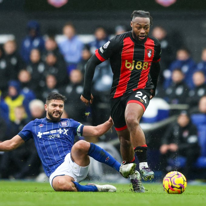 themuruganson's tweet image. #IPSBOU | #ITFC | #AFCB | #PremierLeague
CHANCE!! Ipswich are caught out on the counter. Kerkez drives forward and sets one back for Kluivert from 15 yards but he somehow spoons an effort way off target. Comical stuff.