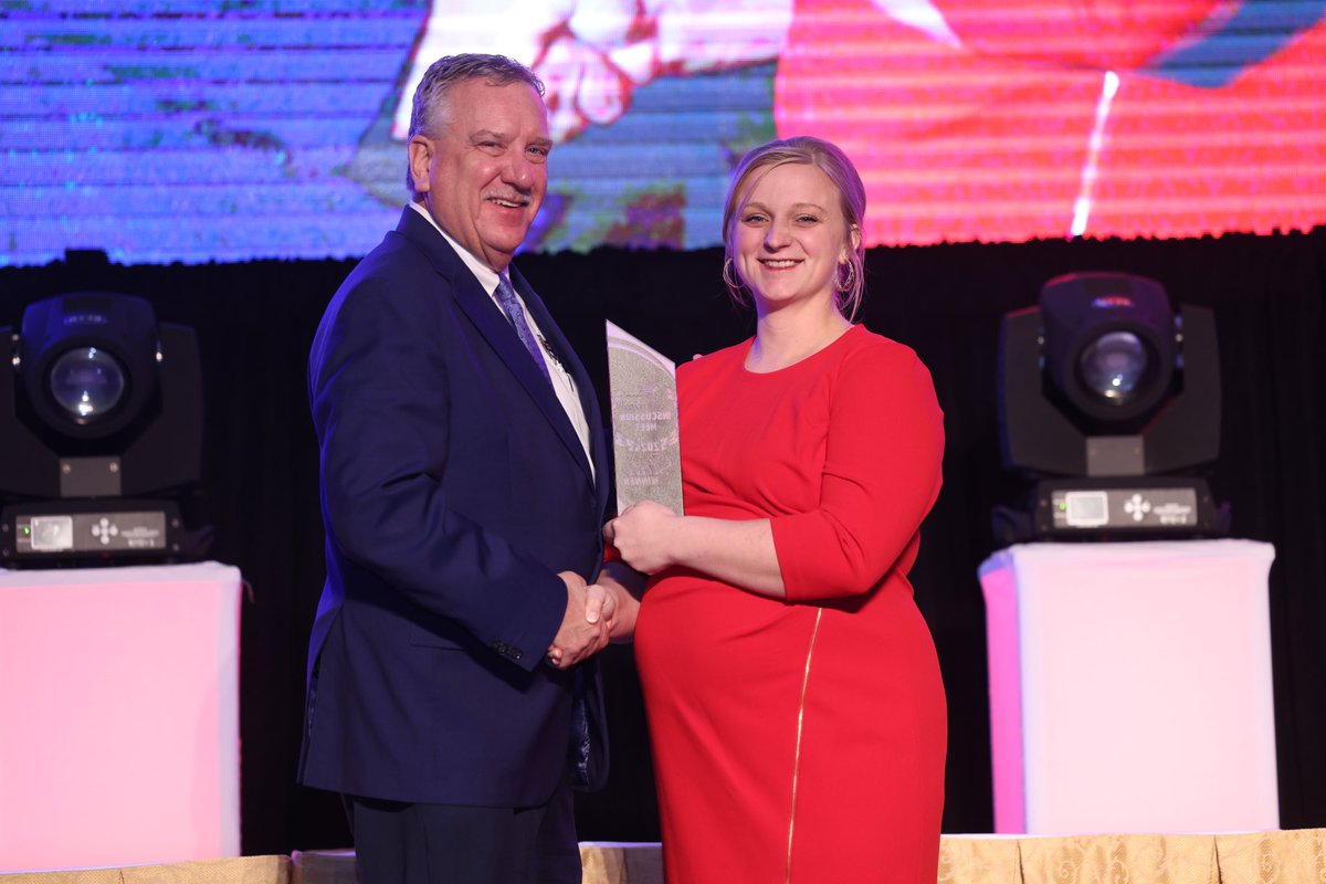 FarmWeekNow's tweet photo. We have a WINNER 🥇
Michaela Greathouse of the Edwards County Farm Bureau is the @ILFarmBureau Young Leaders Discussion Meet champion.
Michaela did an incredible job communicating about issues facing Illinois agriculture. 👏 https://t.co/73L4Zp6xfC
