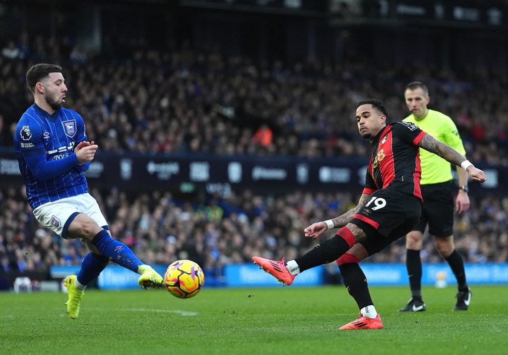 themuruganson's tweet image. #IPSBOU | #ITFC | #AFCB | #PremierLeague
Bournemouth are in the ascendancy. Everything is going down the left side. Pressure is mounting.