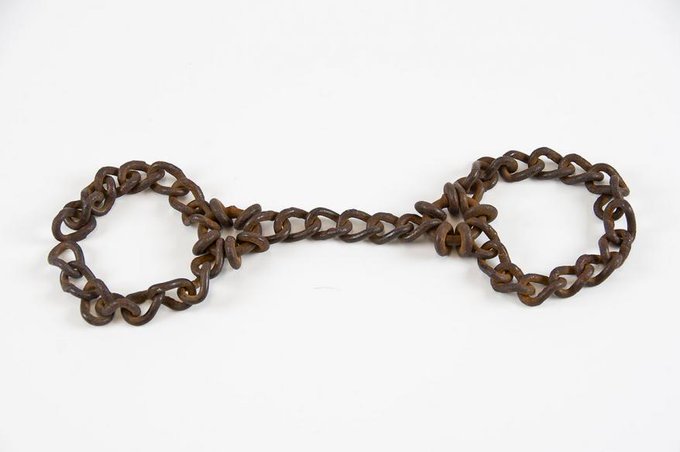 yadvashem's tweet photo. #ArtifactOfTheWeek 
These leg chains fettered Jewish prisoners at the #Chelmno death camp; they were donated to Yad Vashem by Shimon Srebrenik, one of the few survivors of the camp

Learn more:  https://t.co/Z78c2hZav1 https://t.co/ofzX1XuWJ3