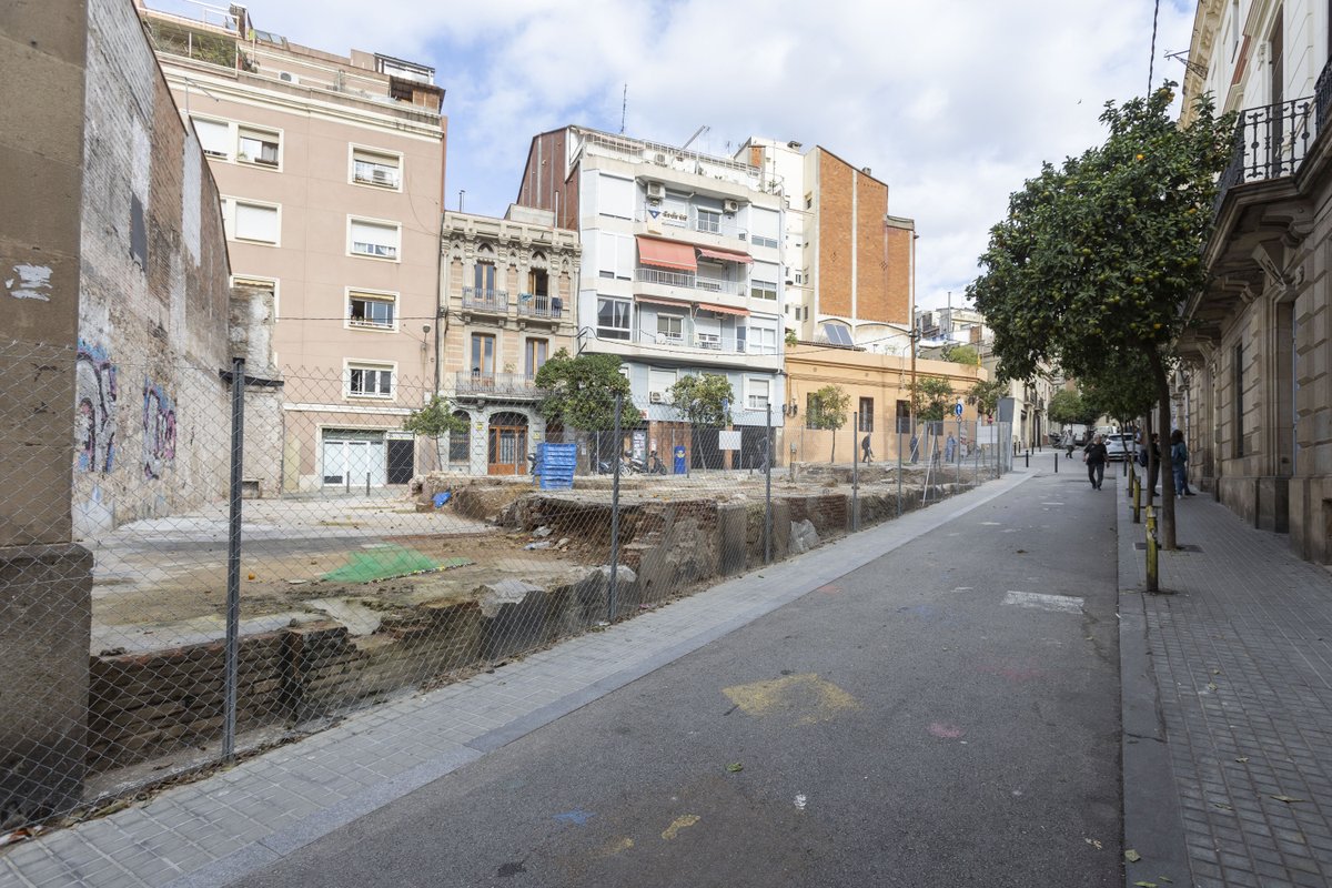 BCN_SantsMont's tweet photo. 🌳 Aquest solar que ha quedat lliure a la cantonada del carrers de Sagunt i de Burgos serà una zona verda.

Apunta't a la sessió informativa i de participació sobre aquest nou espai a #Sants:
🕕 Dimarts 10 a les 18 h
📍 #Bloc4BCN #CanBatlló #laBordeta
👉🏾 https://t.co/XLiYclLYrI https://t.co/8z11PfR21w